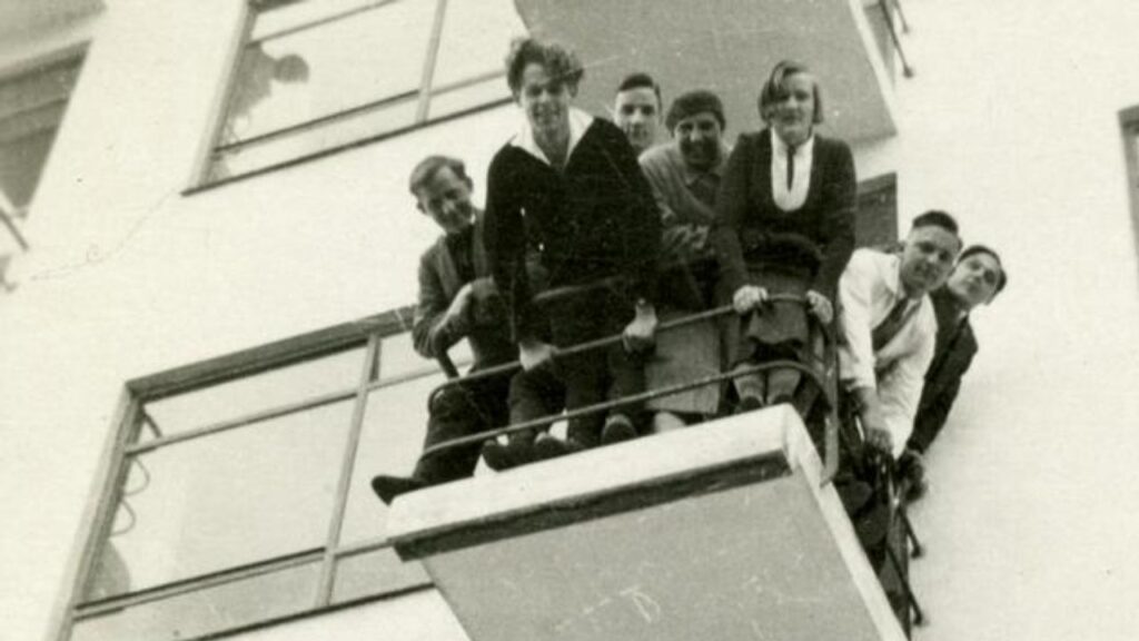 Alunos da Bauhaus em uma sacada da escola, ponto de encontro entre os jovens da época - Stiftung Bauhaus Dessau
